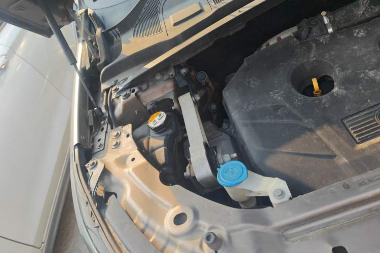 Used Land Rover Discovery Sport 2016 2.0T SE Engine Bay Right