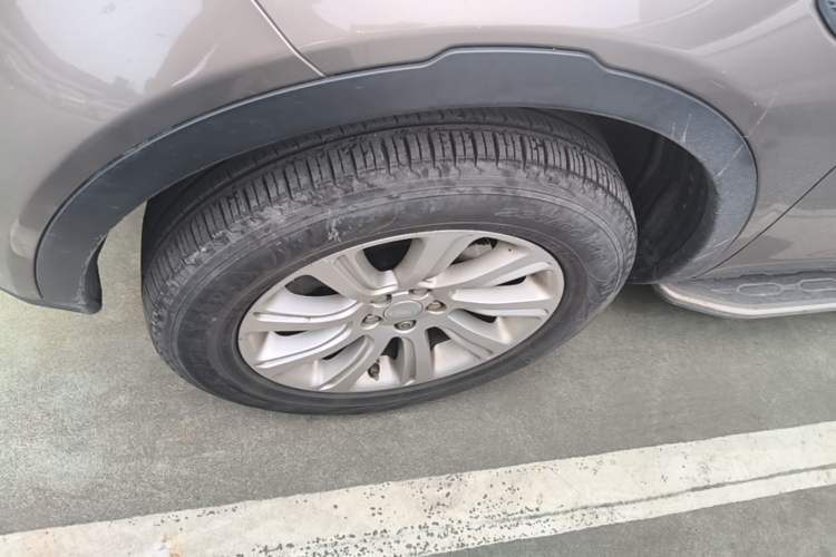 Used Land Rover Discovery Sport 2016 2.0T SE Left Front Wheel Hub