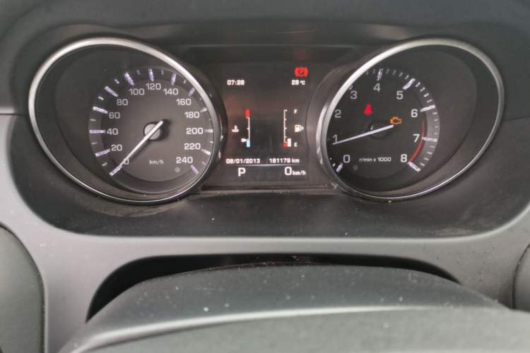 Used Land Rover Discovery Sport 2016 2.0T HSE Odometer Close Up