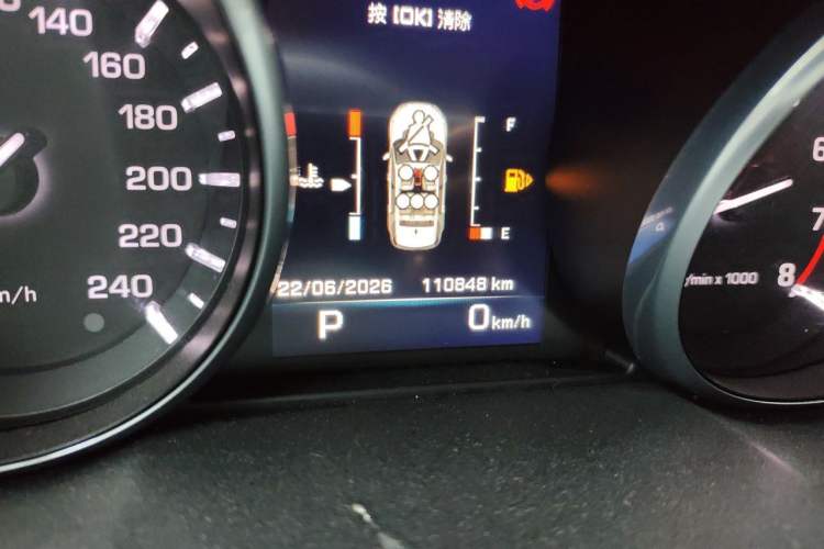 Used Land Rover Discovery Sport 2016 2.0T S Odometer Close Up