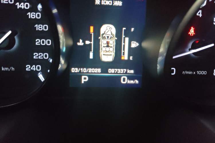 Used Land Rover Discovery Sport 2016 2.0T SE Odometer Close Up