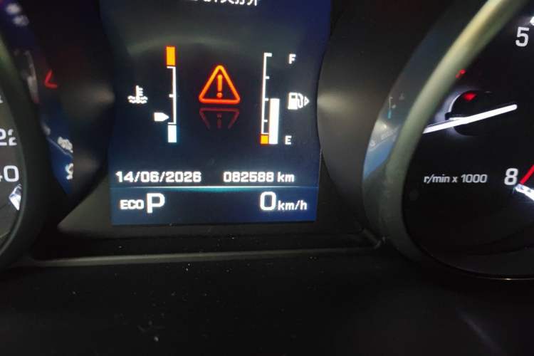 Used Land Rover Discovery Sport 2016 2.0T SE Odometer Close Up