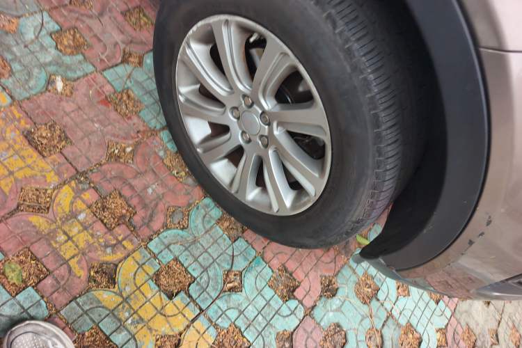 Used Land Rover Discovery Sport 2016 2.0T SE Right Front Wheel Hub