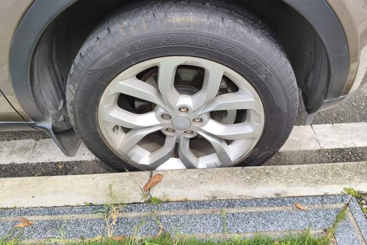 Used Land Rover Discovery Sport 2016 2.0T HSE Right Front Wheel Hub
