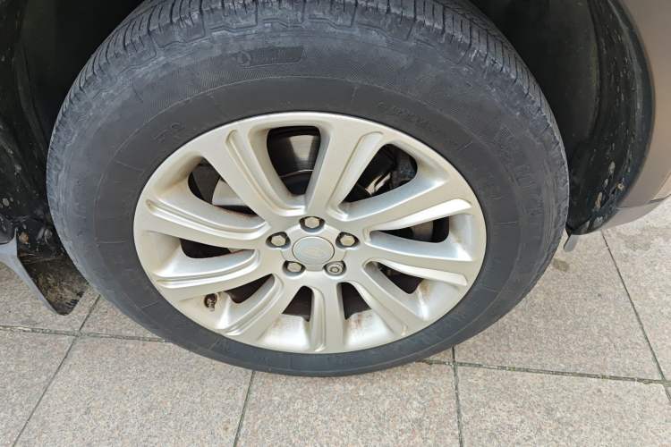 Used Land Rover Discovery Sport 2016 2.0T SE Right Front Wheel Hub