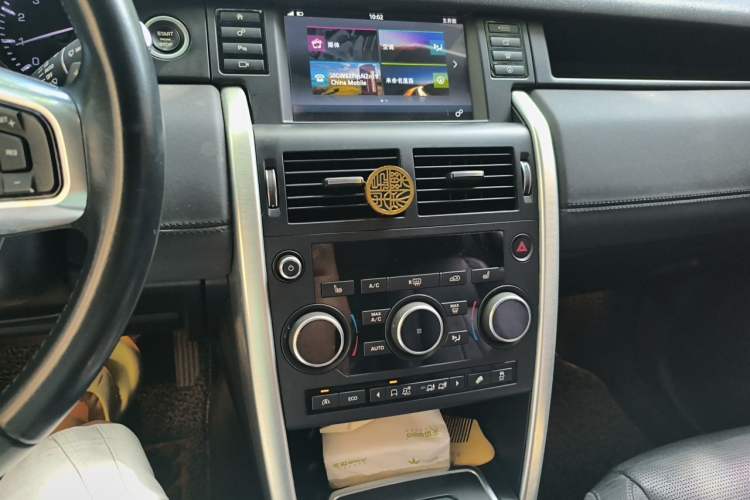 Used Land Rover Discovery Sport 2016 2.0T HSE Audio And AC Panel