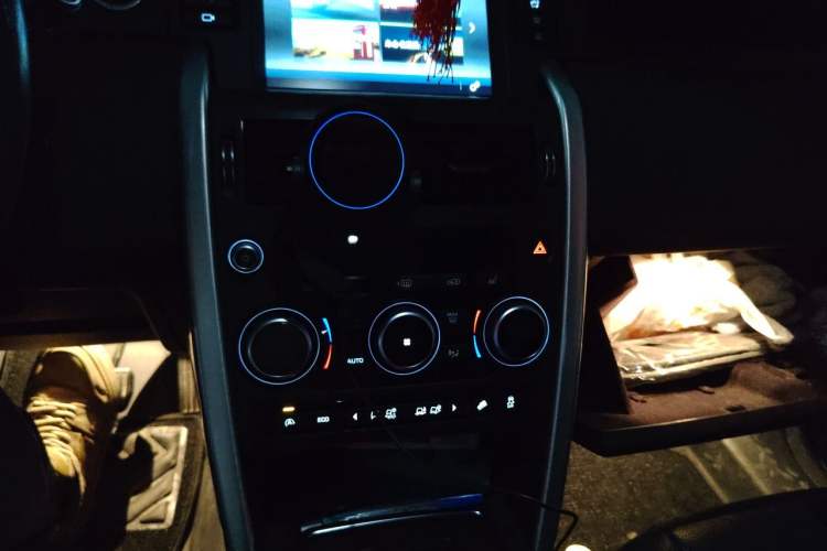 Used Land Rover Discovery Sport 2016 2.0T HSE Audio And AC Panel