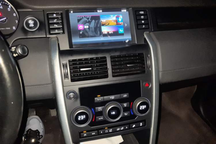 Used Land Rover Discovery Sport 2016 2.0T SE Audio And AC Panel