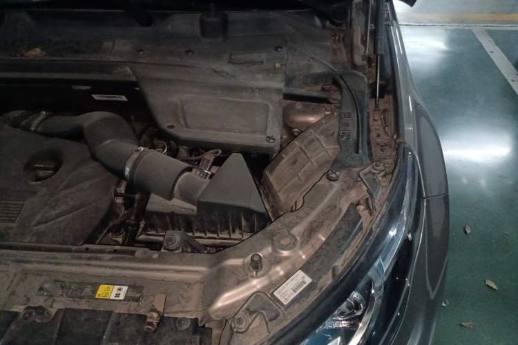 Used Land Rover Discovery Sport 2016 2.0T SE Engine Bay Left