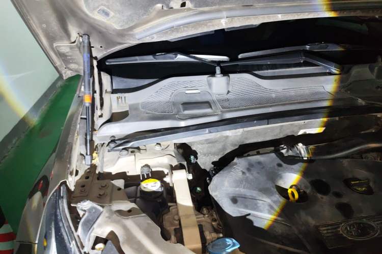 Used Land Rover Discovery Sport 2016 2.0T S Engine Bay Right