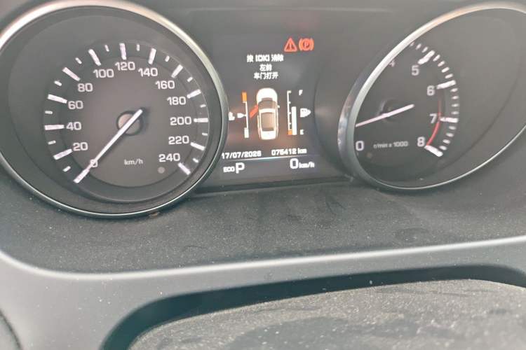 Used Land Rover Discovery Sport 2016 2.0T HSE Odometer Close Up