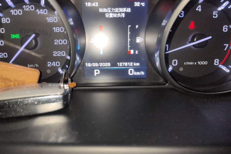 Used Land Rover Discovery Sport 2016 2.0T SE Odometer Close Up