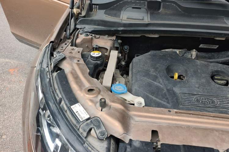 Used Land Rover Discovery Sport 2016 2.0T Limited-Edition Launch Engine Bay Right