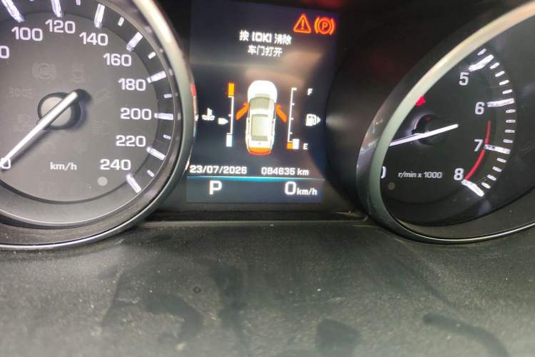 Used Land Rover Discovery Sport 2016 2.0T Limited-Edition Launch Odometer Close Up