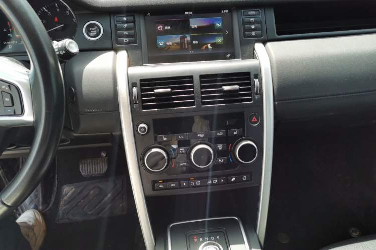 Used Land Rover Discovery Sport 2016 2.0T HSE Audio And AC Panel