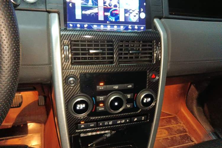 Used Land Rover Discovery Sport 2016 2.0T SE Audio And AC Panel