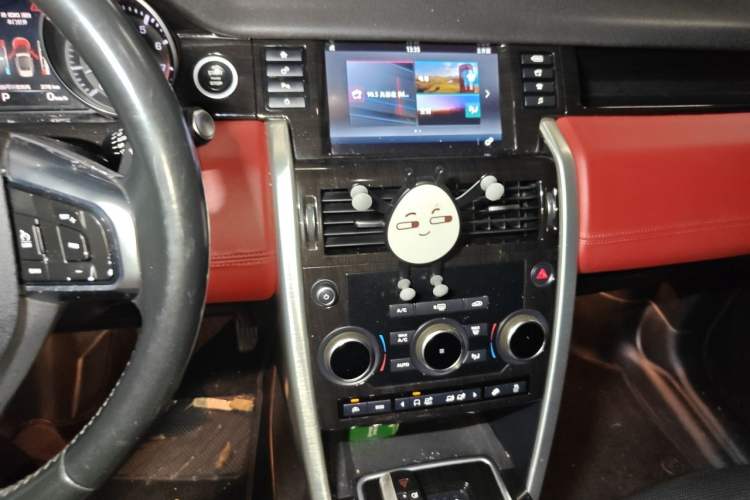Used Land Rover Discovery Sport 2016 2.0T SE Audio And AC Panel