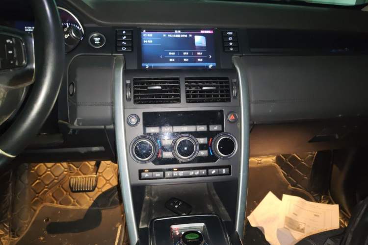 Used Land Rover Discovery Sport 2016 2.0T HSE Audio And AC Panel