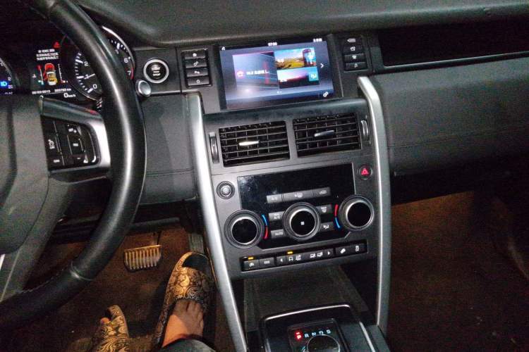 Used Land Rover Discovery Sport 2016 2.0T SE Audio And AC Panel
