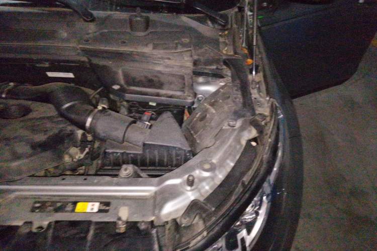 Used Land Rover Discovery Sport 2016 2.0T SE Engine Bay Left