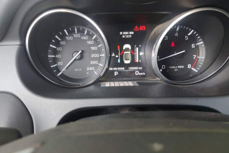 Used Land Rover Discovery Sport 2016 2.0T SE Odometer Close Up