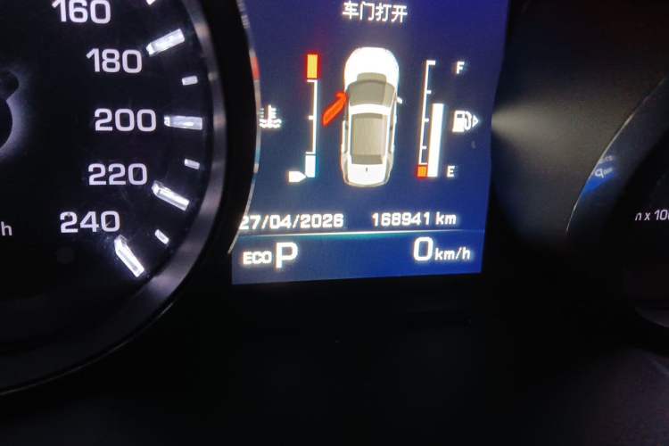 Used Land Rover Discovery Sport 2016 2.0T SE Odometer Close Up