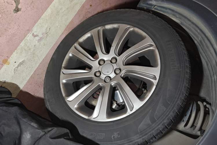 Used Land Rover Discovery Sport 2016 2.0T SE Right Front Wheel Hub