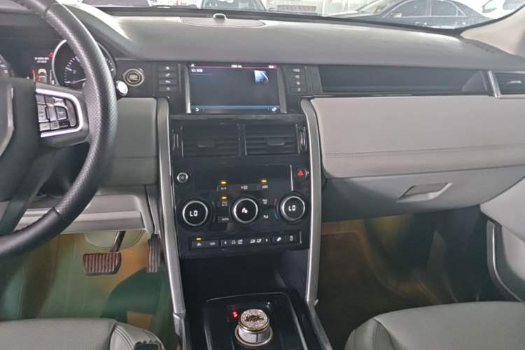 Used Land Rover Discovery Sport 2016 2.0T SE Audio And AC Panel