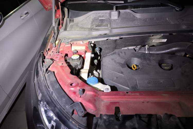 Used Land Rover Discovery Sport 2016 2.0T SE Engine Bay Right