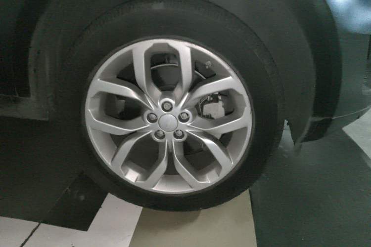 Used Land Rover Discovery Sport 2016 2.0T HSE Right Front Wheel Hub