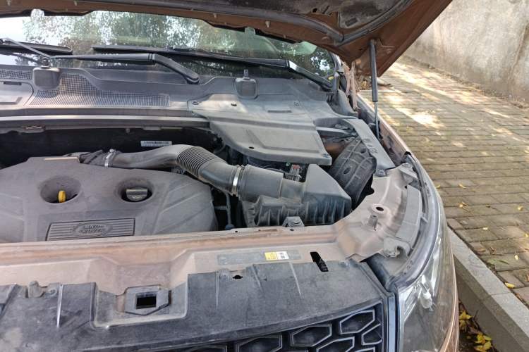 Used Land Rover Discovery Sport 2016 2.0T SE Engine Bay Left