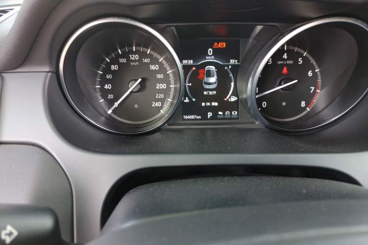 Used Land Rover Discovery Sport 2016 2.0T SE Odometer Close Up