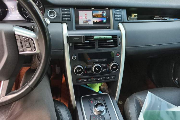 Used Land Rover Discovery Sport 2016 2.0T SE Audio And AC Panel