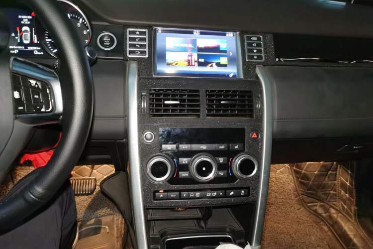 Used Land Rover Discovery Sport 2016 2.0T HSE Audio And AC Panel