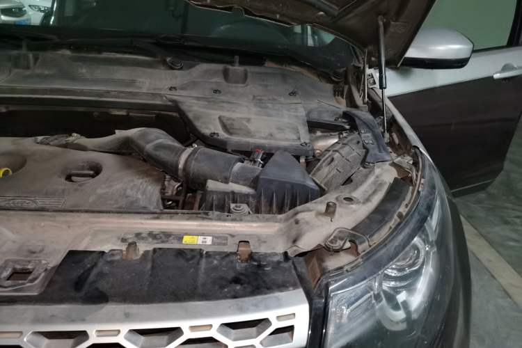 Used Land Rover Discovery Sport 2016 2.0T HSE Engine Bay Left