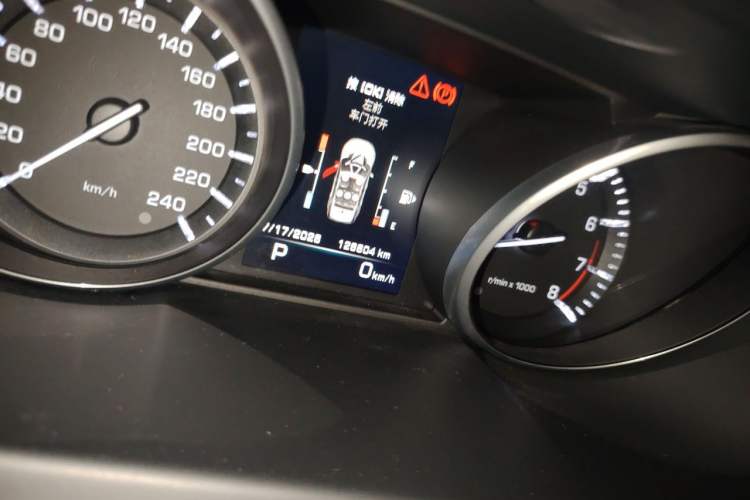 Used Land Rover Discovery Sport 2016 2.0T SE Odometer Close Up