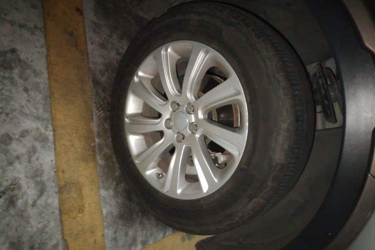 Used Land Rover Discovery Sport 2016 2.0T SE Right Front Wheel Hub