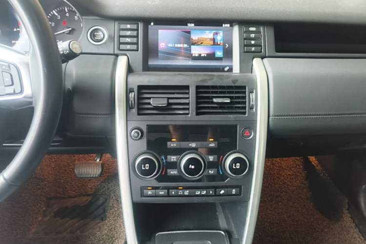 Used Land Rover Discovery Sport 2016 2.0T SE Audio And AC Panel