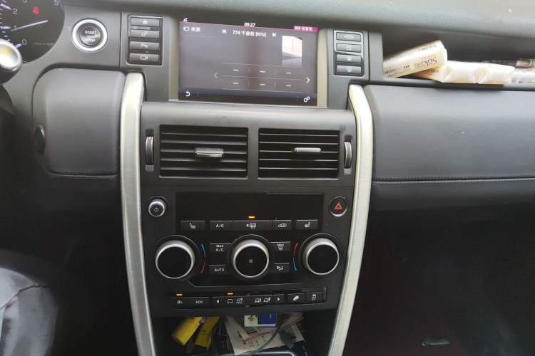 Used Land Rover Discovery Sport 2016 2.0T HSE Audio And AC Panel