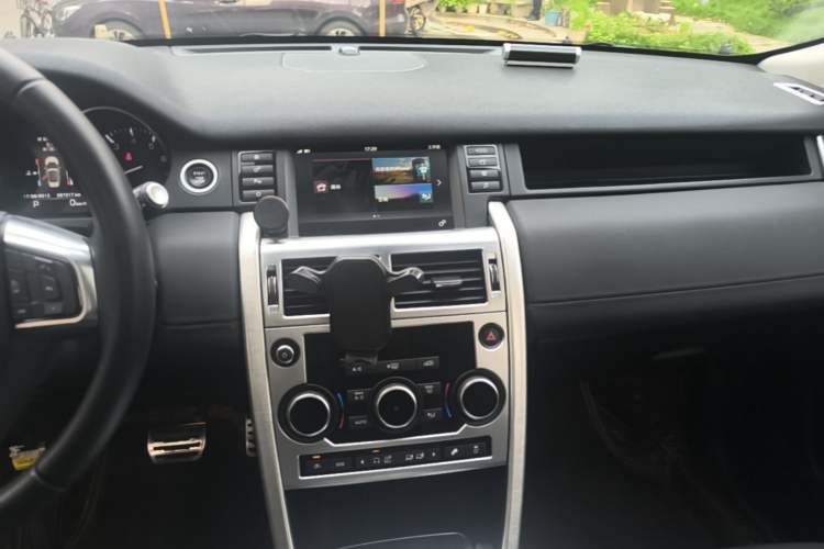Used Land Rover Discovery Sport 2016 2.0T SE Audio And AC Panel