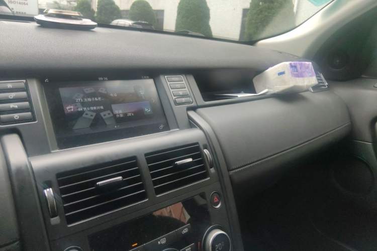 Used Land Rover Discovery Sport 2016 2.0T S Audio And AC Panel