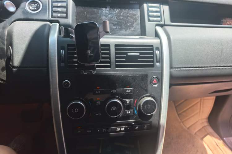 Used Land Rover Discovery Sport 2016 2.0T SE Audio And AC Panel