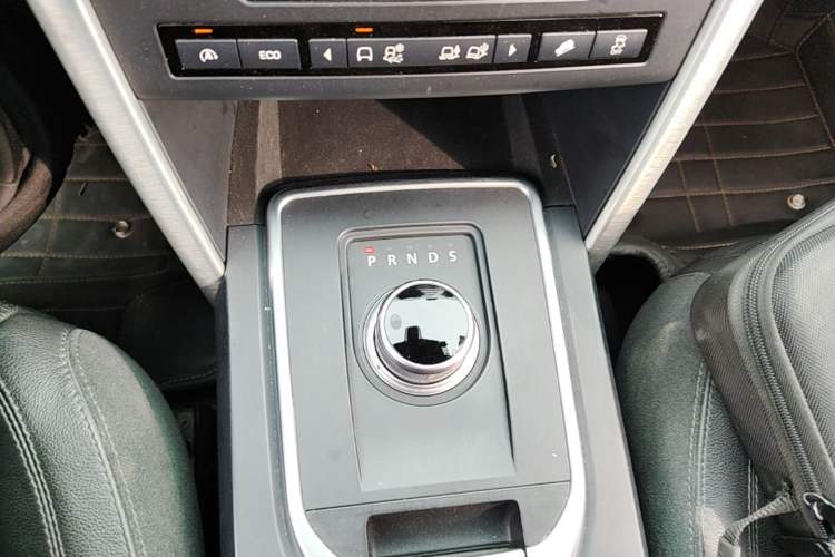 Used Land Rover Discovery Sport 2016 2.0T SE Gear Lever