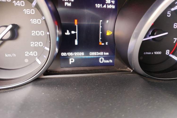 Used Land Rover Discovery Sport 2016 2.0T SE Odometer Close Up