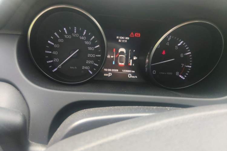 Used Land Rover Discovery Sport 2016 2.0T S Odometer Close Up