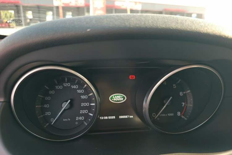 Used Land Rover Discovery Sport 2016 2.0T SE Odometer Close Up