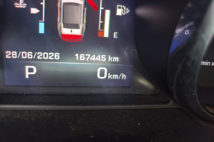 Used Land Rover Discovery Sport 2016 2.0T SE Odometer Close Up
