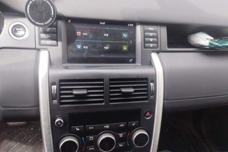 Used Land Rover Discovery Sport 2016 2.0T HSE Audio And AC Panel