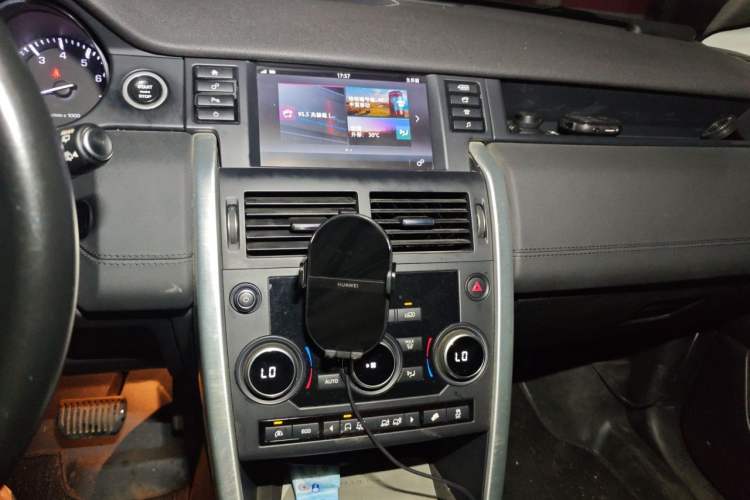Used Land Rover Discovery Sport 2016 2.0T SE Audio And AC Panel