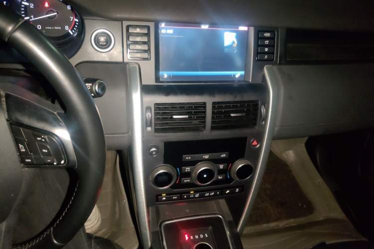 Used Land Rover Discovery Sport 2016 2.0T SE Audio And AC Panel